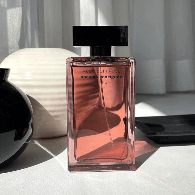 Thiết kế của Narciso Rodriguez Musc Noir Rose EDP vẫn giữ nguyên nét đặc trưng vuông vắn cổ điển của dòng nước hoa Narciso Rodriguez